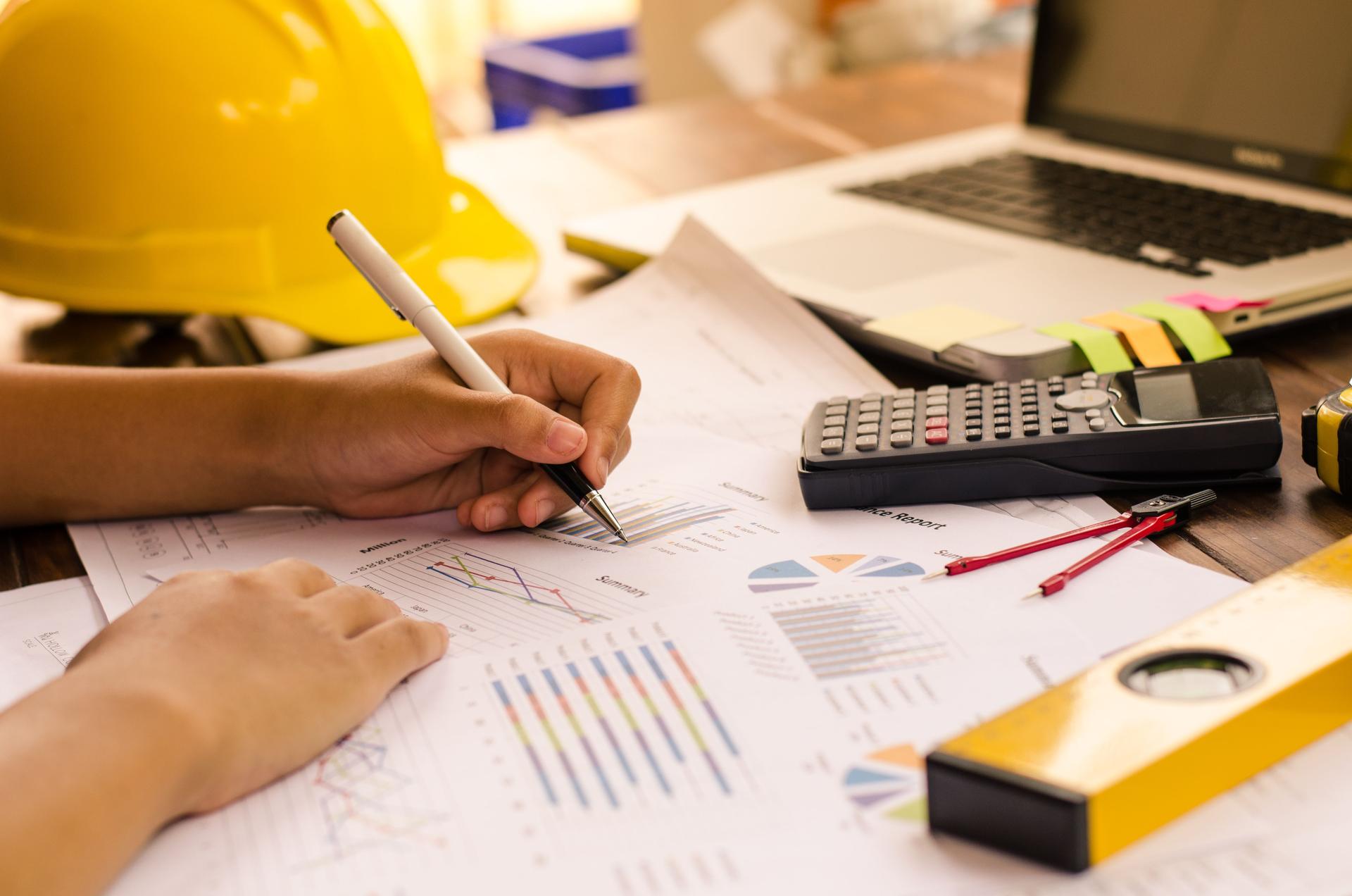 Travail de construction d’équipe . travailler avec ordinateur portable dans un bureau à espace ouvert. Rapport de réunion en cours. concept d’entreprise