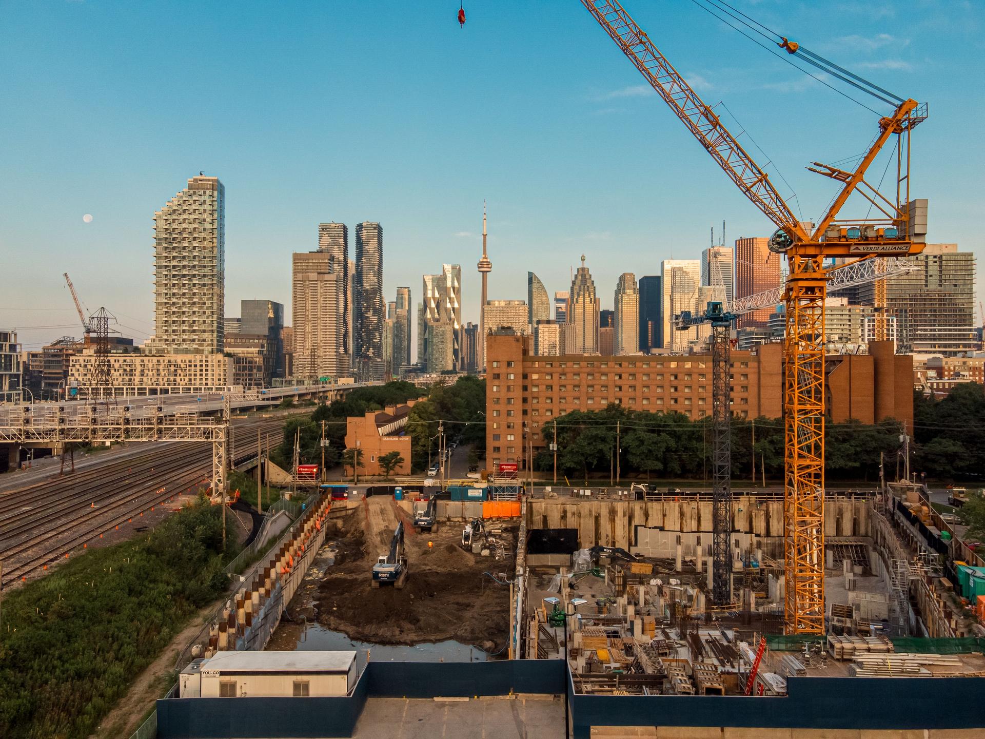Chantier de construction de Toronto au coucher du soleil avec vue sur les toits.
